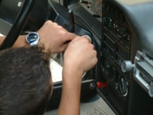 Trei minori, prinşi la furat: au luat la rând autoturismele de pe Baba Novac